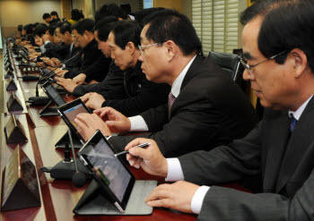 종이없는 행정의 달인들