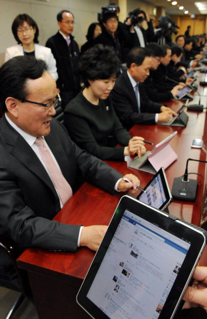 종이없는 행정의 달인들