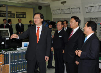 최중경 지식경제부 장관(맨 왼쪽)이 전라남도 영광에 위치한 영광원자력발전소를 방문해 발전소 내부시설을 둘러보고 있다.