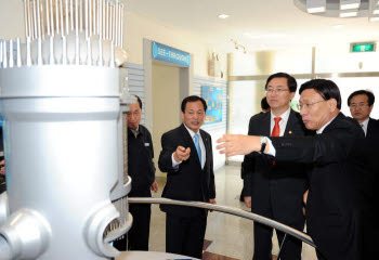 최중경 지식경제부 장관(앞줄 오른쪽 두번째)이 전라남도 영광에 위치한 영광원자력발전소를 방문, 김종신 한국수력원자력 사장(맨 오른쪽)의 안내로 발전소 내부 시설을 둘러보고 있다.