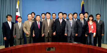 장광수 행정안전부 정보화전략실장(앞줄 왼쪽에서 여섯번째)와 조석 지식경제부 신성장동력실장(“ 다섯번째) 등 양 부처 IT 및 정보화 분야 간부들이 지난 25일 워크숍을 갖고 기념촬영하고 있다.