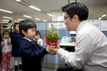 ［피플］ “엄마 · 아빠 힘내세요, 우리가 있잖아요.” 