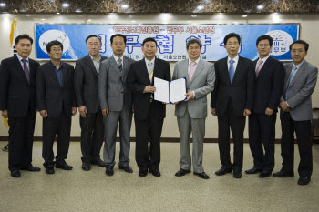 김정규 서울소년원장(왼쪽 5번째)과 김성태 한국정보화진흥원장(〃6번째)을 비롯 양 기관 관계자가  `정보화역기능 예방 특별 교육과정` 시범 운영 등 정보화 역기능 예방을 위한 협력을 약속하고 기념촬영하는 모습
 
    
 