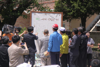 산림청은 세계 산림의 해를 맞이해 누구나 쉽게 실천할 수 있는 `숲 지키기 캠페인`에 나섰다. 지난 13일 경남 하동에서 열린 지리산 둘레길 추가개통 행사 참가자들이 `더하기 · 빼기` 행사에 참가해 포스터에 초록색 지문을 찍고 있다.