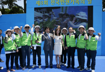 대우조선해양 은 17일 국립소록도병원에서 `한센인 가족의 날`을 기념해 `대우조선해양 희망마을` 2차 조성사업 기공식을 가졌다. 왼쪽 다섯 번째부터 남상태 대우조선해양 사장 , 영화배우 김태희씨, 이종구 질병관리본부 본부장 등이 기념촬영을 하고 있다. 