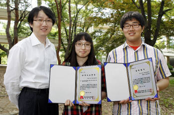 한국정보처리학회 최우수논문상 받은 영남대 컴퓨터공학과 4년 임효영(가운데)씨와  이정구(오른쪽)씨, 곽종욱 교수.
 