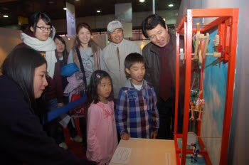 국립중앙과학관에서 열리는 로봇체험전에서 관람객들이 로봇의 구동원리에 대한 설명을 듣고 있다.