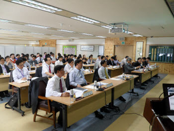 지난 19일 오후 대전 산림청 대회의실에서 열린 `국가산림정보화 기반조성 2단계 구축사업` 착수보고회. 산림청은 오는 2014년까지 산림정보를 실수요자에게 신속하게 원스톱 서비스하는 산림정보화 작업을 완료한다.
 