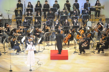 경희사이버대학교는 지난 21일 오후 3시 경희대학교 평화의 전당에서 개교 10주년 기념식을 열었다. 기념식에는 김용철 경희학원 이사장, 조인원 경희사이버대 총장을 비롯해 교수, 재학생, 동문 등 1500여명이 참석했다. 음악회가 열리는 모습.
 