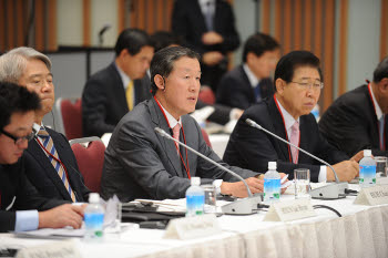 전국경제인연합회는 중국 국제무역촉진위원회, 일본 게이단렌과 공동으로 22일 일본 도쿄 게이단렌 회관에서 `제3차 한중일 비즈니스 서밋`을 개최했다. 회의에서는 한중일 FTA 등 지역경제통합과 에너지절약 및 환경보호 문제에 대한 3국간 협력방안에 대해 논의했다. 이웅열 코오롱 회장, 현재현 동양그룹 회장, 허창수 전경련 회장, 정준양 포스코 회장(왼쪽부터)
 