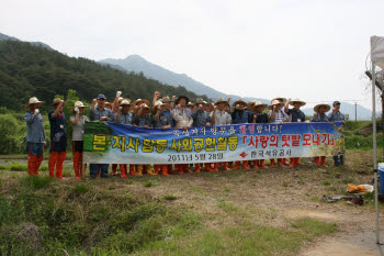 강영원 한국석유공사 사장은 28일 곡성비축지사 구내 사랑의 텃밭에서 본사 및 곡성지사 임직원 43명과 함께 모내기 작업을 했다. 석유공사는 곡성지역에서만 지난해 8월 수해 복구 지원 작업에 이어 두 번째로 사회공헌 활동을 실시했다.