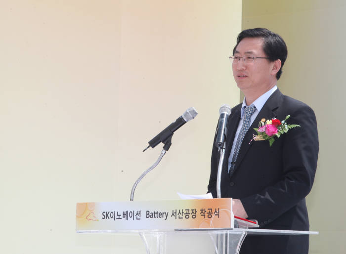 SK이노베이션 배터리 서산 공장 착공식 현장에 참석한 최중경 지식경제부 장관이 축사를 하고 있다. 