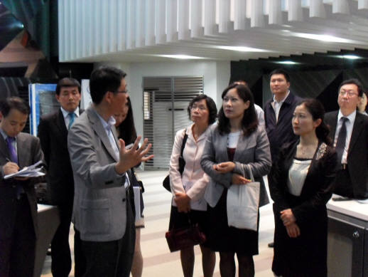 지난 달 방한한 중국 광둥성 포샨시 관계자들이  IFEZ의 첨단 시설을 둘러보고 있다.