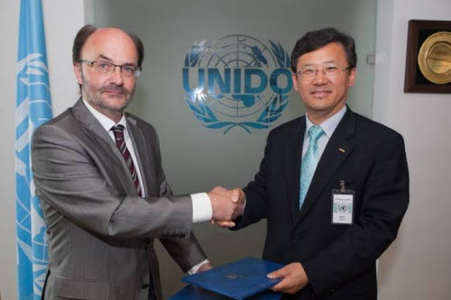 UNIDO 윌프레드 뤼트켄홀스트 대표와 MOU를 교환하고 있는 김명수 원장(오른쪽).
 