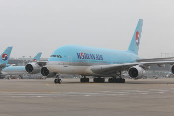 대한항공 A380 차세대 항공기 1호기가 6월 2일 오전 9시 인천국제공항에 도착했다. 이 항공기는 무선국 인가, 감항성 테스트 등 절차를 거쳐 오는 6월 17일 오전 9시10분 인천발 도쿄(나리타) 행부터 운항을 시작한다. 인천국제공항에 도착한 대한항공 A380 차세대 항공기 1호기가 계류장으로 이동하고 있다.