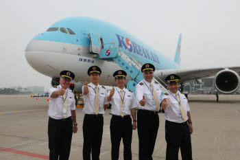 대한항공 A380 차세대 항공기 1호기가 6월 2일 오전 9시 인천국제공항에 도착했다. 이 항공기는 무선국 인가, 감항성 테스트 등 절차를 거쳐 오는 6월 17일 오전 9시10분 인천발 도쿄(나리타) 행부터 운항을 시작한다. 프랑스 툴루즈 에어버스 본사에서부터 인천공항까지 A380 차세대 항공기를 운항한 조종사들이 기념촬영을 하고 있다.