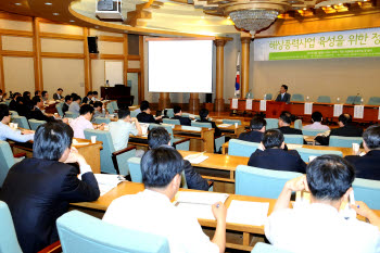 강창일 국회의원과 바다와 경제 국회포럼이 공동 주최한 `해상풍력사업 육성을 위한 정책 토론회`가 7일 여의도 국회 의원회관에서 열렸다. 황수성 지식경제부 신재생에너지과장이 `국내 · 외 해상풍력사업 동향 및 정부 정책 추진 방향을 주제로 발표하고 있다.
 윤성혁기자 shyoon@etnews.co.kr