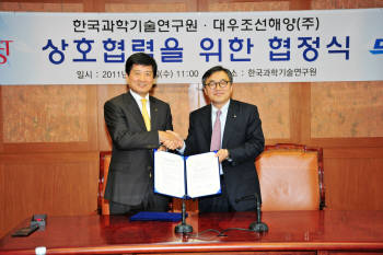 문길주 KIST 원장(오른쪽)은 8일 서울 하월곡동 KIST 본원에서 남상태 대우조선해양 대표와 에너지 환경 플랜트 및 로봇 분야 공동 연구개발을 위한  MOU를 교환했다.
 