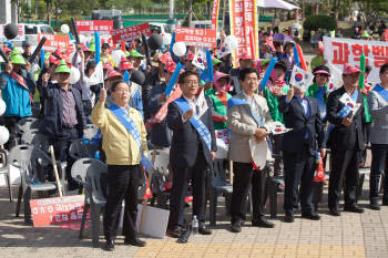 지난달 국제과학비즈니스벨트 대덕지구 선정에 대해 대구경북 지역민들이 규탄대회를 열고 있다.