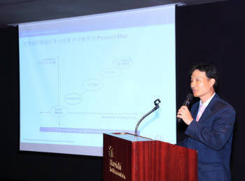 프랭클린템플턴투신운용이 지난 10일과 11일 양일간 제주도에서 개최한 `2011년 프랭클린템플턴투신운용 미디어 워크숍`에서, 강재준 리서치센터본부장이 하반기 국내 주식시장 및 글로벌 시장에 대해 긍정적인 전망을 밝히고 있다.