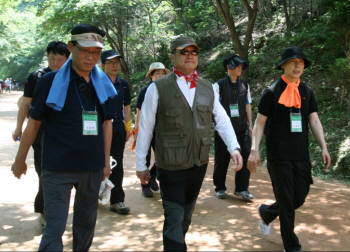 구자균 LS산전 부회장(가운데)이 자사 각 사업장별 실무자들과 둘레길 산행을 하며 팀별, 부서별 애로사항을 전해듣고 있다.