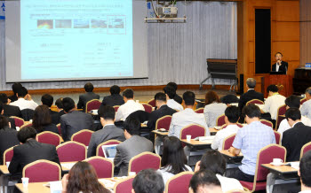 대통령직속 녹색성장위원회는 14일 서울 명동 은행회관에서 `신성장동력 창출과 온실가스 감축 전망 및 과제`라는 주제로 녹색성장 정책포럼을 개최했다. 오명석 LG이노텍 상무가 LED에 관한 평가결과를 발표하고 있다. 
 