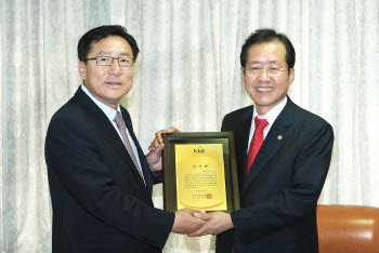 중소기업중앙회는 대기업의 기술유용행위 근절을 위한 하도급거래 공정화 관련 법 개정에 기여한 공로로 홍준표 국회의원에게 13일 감사패를 증정했다. 김기문 회장(왼쪽)이 홍준표 의원에게 감사패를 전달하고 있다.