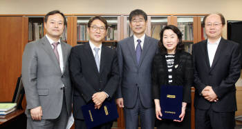 한국교육학술정보원(KERIS)은 13일 김민호 성균관대 교수와 김영미 상명대 교수를 청렴옴부즈만으로 위촉했다. 왼쪽부터 홍영표 KERIS 책임전문원, 김민호 교수, 천세영 KERIS 원장, 김영미 교수, 윤주한 KERIS 감사실장이 자리를 함께했다.