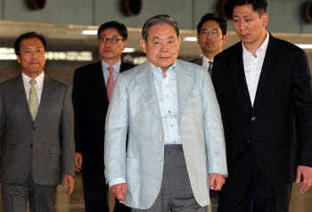 일주일 일정으로 일본을 방문하는 이건희 삼성전자 회장이 15일 오전 김포공항 출국장에서 탑승수속을 받기위해 이동하고 있다.
 