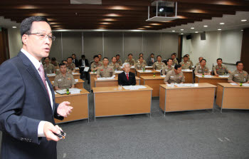 전경련은 16일 전경련 대회의실에서 정병철 전경련 상근부회장 , SK그룹 김신배 부회장, 김성찬 해군참모총장을 비롯한 해군 지휘관 24명이 참석한 가운데 해군 장성단 기업경연연구 워크샵을 개최, 김신배 SK그룹 부회장이 성공적인 변화를 이끄는 리더십을 주제로 강연하고 있다.