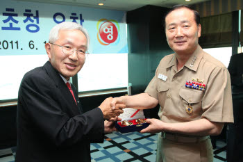 전경련은 16일 63빌딩에서 정병철 전경련 상근부회장 , SK그룹 김신배 부회장, 김성찬 해군참모총장을 비롯한 해군 지휘관 24명이 참석한 가운데 오찬을 갖고, 기념품을 전달하고 있다. 사진 왼쪽부터 정병철 전경련 상근부회장, 김성찬 해군참모총장
 