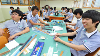 지식경제부와 한국산업기술진흥원이 중고교생들을 위한 기술공작실, 테크로드챌린저, 기술꿈나무육성 등 3개의 사업으로 `2011년도 청소년 기술문화 활성화 사업`을 시작했다. 20일 경기도 고양시 고양일고등학교 학생들이 방과 후 기술공작실 과목으로 에코그린 자기부상열차제작하기 수업을 받고 있다.
 김동욱기자 gphoto@etnews.co.kr
 