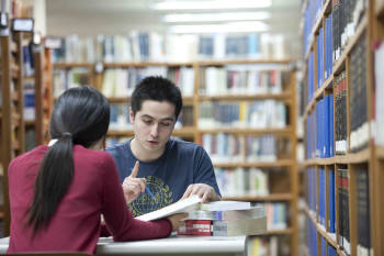 사이버한국외국어대 학생은 한국외대의 도서관과 각종 학생시설을 자유롭게 이용할 수 있다. 사이버한국외대 학생들이 도서관에서 공부하고 있다.