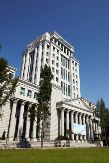 사이버한국외국어대학교 본관 건물 전경
