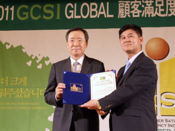 일본 교토에서 22일 열린 2011년 GCSI 1위 기업 인증식에서 삼성전자 이승호 상무(오른쪽)가 글로벌경영위원회 양승택 위원장(왼쪽)으로부터 GCSI 1위 기업 인증서를 수여받고 있다.
 