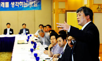 21일 서울 역삼동 삼정호텔에서 열린 `정보통신 미래를 생각하는 모임`에서 유수근 지식경제부 정보통신산업정책관이 `IT와 자동차`를 주제로 발표하고 있다.
  윤성혁기자 shyoon@etnews.co.kr
  
 