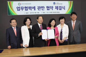 한국산업융합협회와 한국여성벤처협회는 22일 LG U+타워 대회의실에서 회원사 간 융합 네트워크 구축에 협력하는 업무협약을 체결했다. 두 기관은 앞으로 회원사간 기술융합 활성화 공동 지원은 물론이고 융합기반 생산 및 기술개발 등 공동사업을 적극적으로 발굴해 추진키로 했다. 이상철 산업융합협회장(왼쪽 세 번째)와 최정숙 여성벤처협회장(네번째)이 협약서를 들어 보이고 있다. 
 