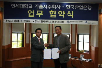 KDB산업은행은 28일 연세대학교 본관에서 연세대 기술지주회사와 `우수기술 사업화 및 기술경영 컨설팅`에 관한 업무협약(MOU)을 체결했다. 류희경 산업은행 투자금융본부 부행장(왼쪽)과 홍대식 연세대 기술지주주식회사 대표가 기념촬영하고 있다. 
 