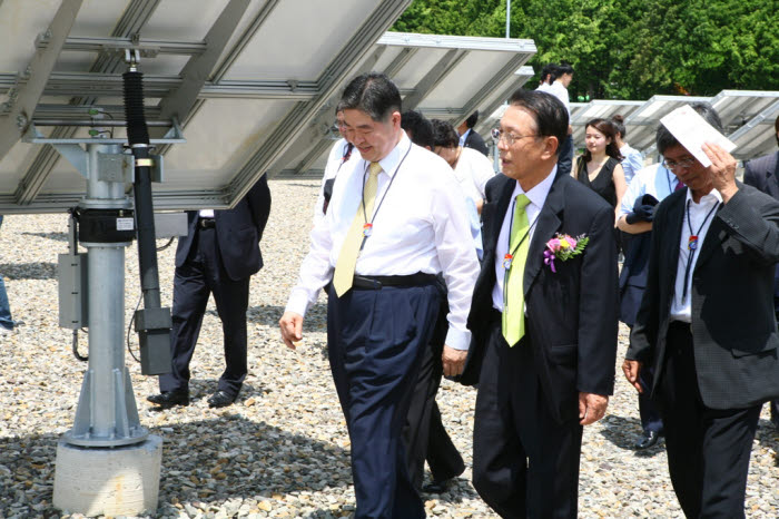 김영훈 대성그룹 회장(왼쪽)이 김기춘 한국에너지재단 이사장과 태양열을 반사하는 장치인 헬리오스태트를 살펴보고 있다.