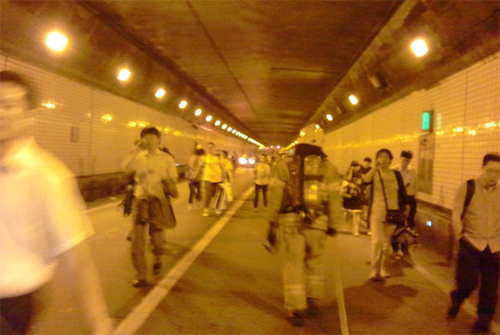 남산 1호터널 내 택시 폭발로 화재, 교통 통제 중…"펑하는 소리 난 뒤에 불 붙어"