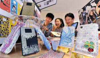 각양각색 스마트기기, 패션 입다