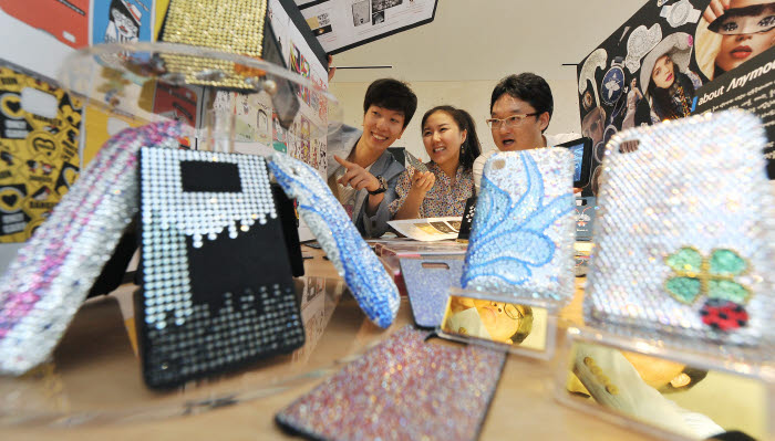 각양각색 스마트기기, 패션 입다