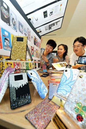 각양각색 스마트기기, 패션 입다