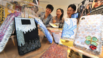 각양각색 스마트기기, 패션 입다