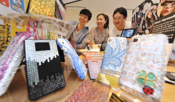 각양각색 스마트기기, 패션 입다