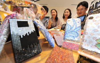 각양각색 스마트기기, 패션 입다