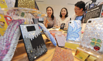 각양각색 스마트기기, 패션 입다