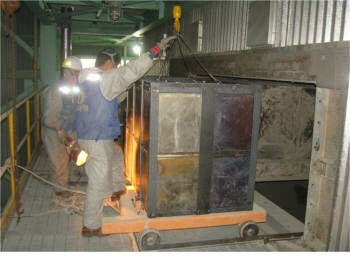 발전소 엔지니어들이 `압연파형 탈질 촉매`를 탈질설비에 장입하고 있다.