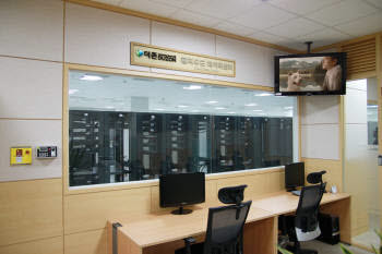 더존IT그룹이 강촌캠퍼스에 구축한 클라우드 데이터센터 내부 전경.