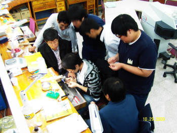 충남기계공업고등학교의 학교기업 에스앤주얼리에서 한 학생이 은세공작업 시범을 보이고 있다. 